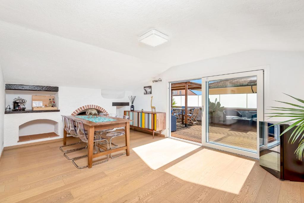 A bed or beds in a room at Attico Scirocco Viareggio, superior stay idromassaggio privato