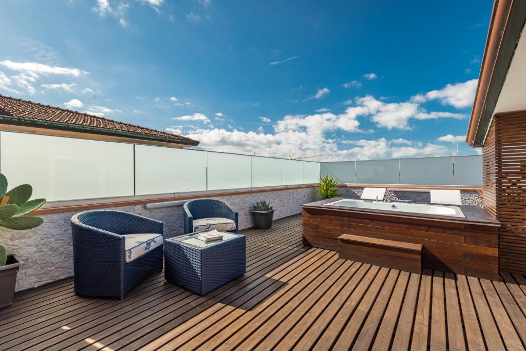 A balcony or terrace at Attico Scirocco Viareggio, superior stay idromassaggio privato