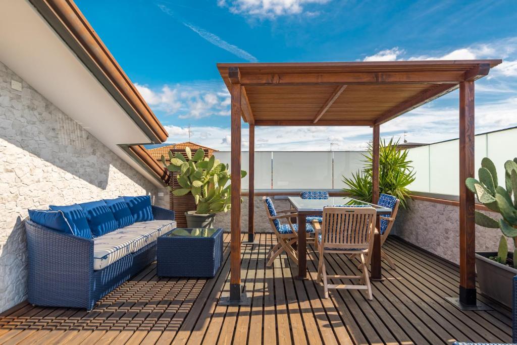 A balcony or terrace at Attico Scirocco Viareggio, superior stay idromassaggio privato