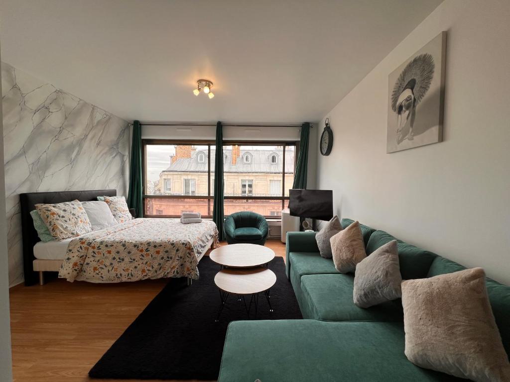 un salon avec un canapé et une table dans l'établissement Studio Champs-Elysées - HALA PARIS, à Paris