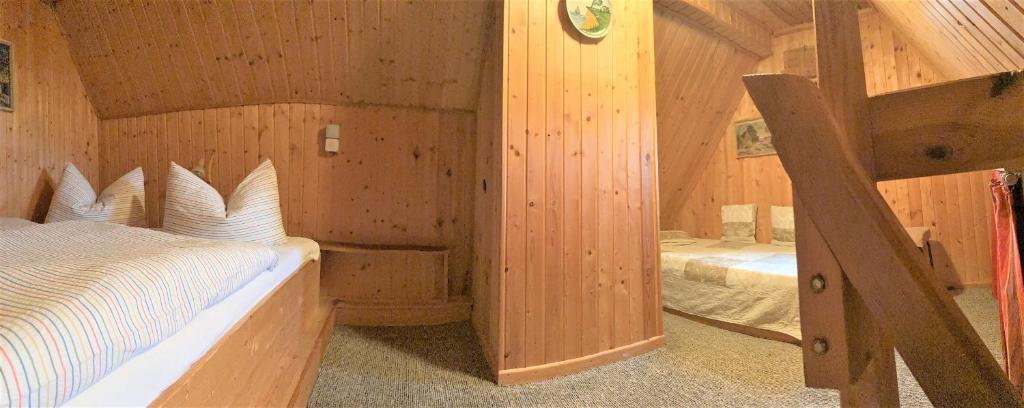 a bedroom with two beds in a wooden cabin at Töpferweg 06 Georgia in Ahrenshoop