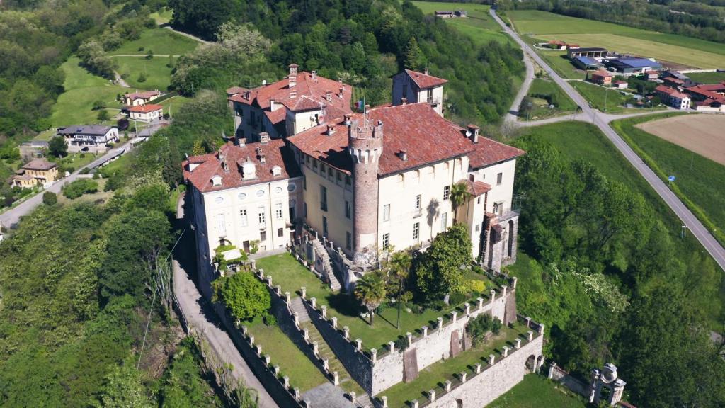 uma vista aérea de um castelo sobre uma colina em Castello di Castellengo em Cossato