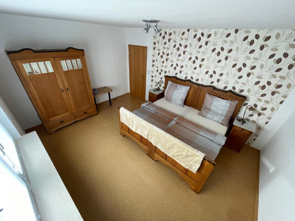 an overhead view of a bedroom with a bed at Ferienhaus Becksvoort 49624 Löningen im Hasetal in Löningen