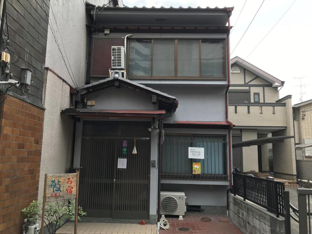 una casa con una puerta con una ventana en ella en Kyoto Guesthouse Oyado Kei, en Kioto