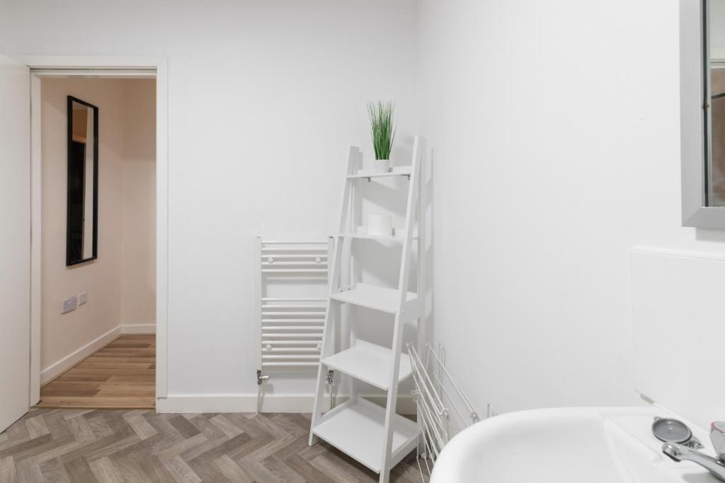 Una escalera en una habitación con una pared blanca en Yarm Lane Apartments - Stockton Town Centre en Stockton-on-Tees