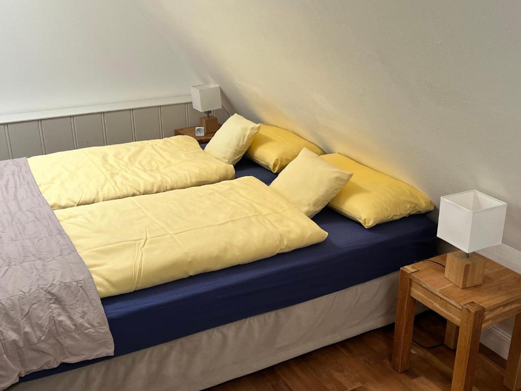 Postel nebo postele na pokoji v ubytování Friesenhof, Haus Hafis Wohnung 8