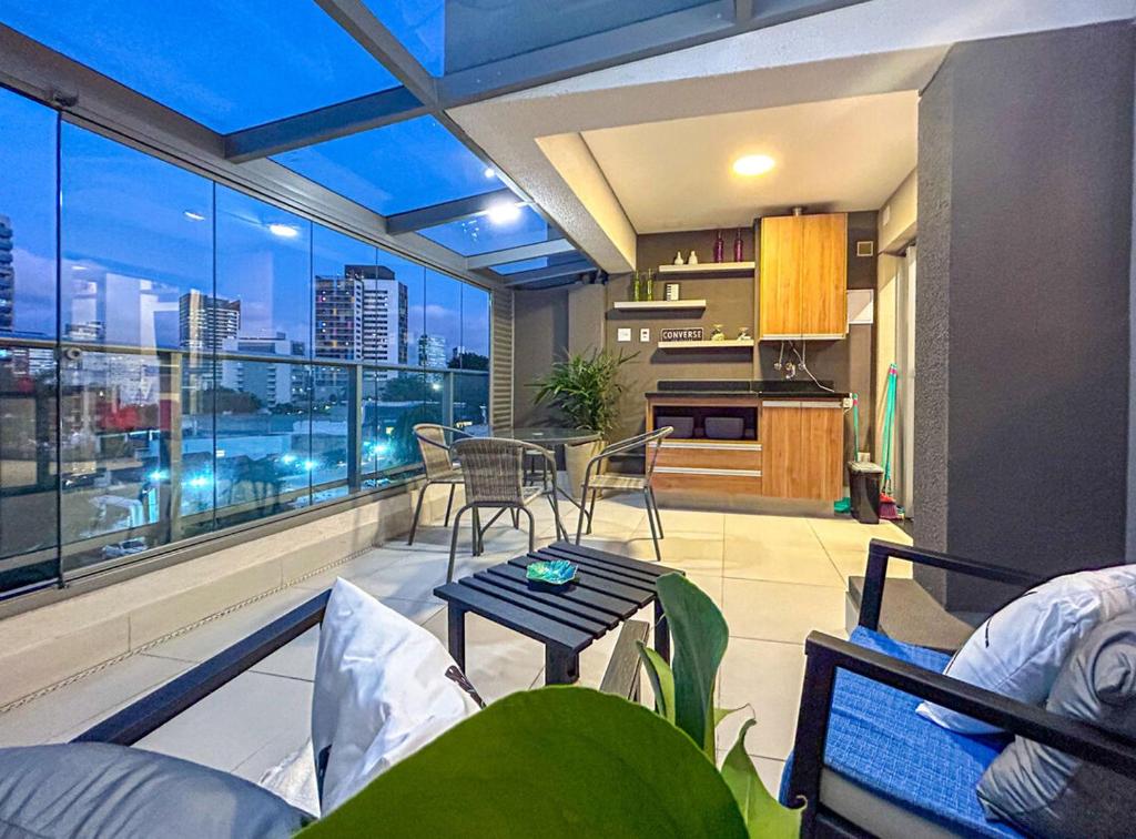 a living room with a balcony with a view of the city at Apto incrivel a 50m do metro Butanta em Sao Paulo in Sao Paulo