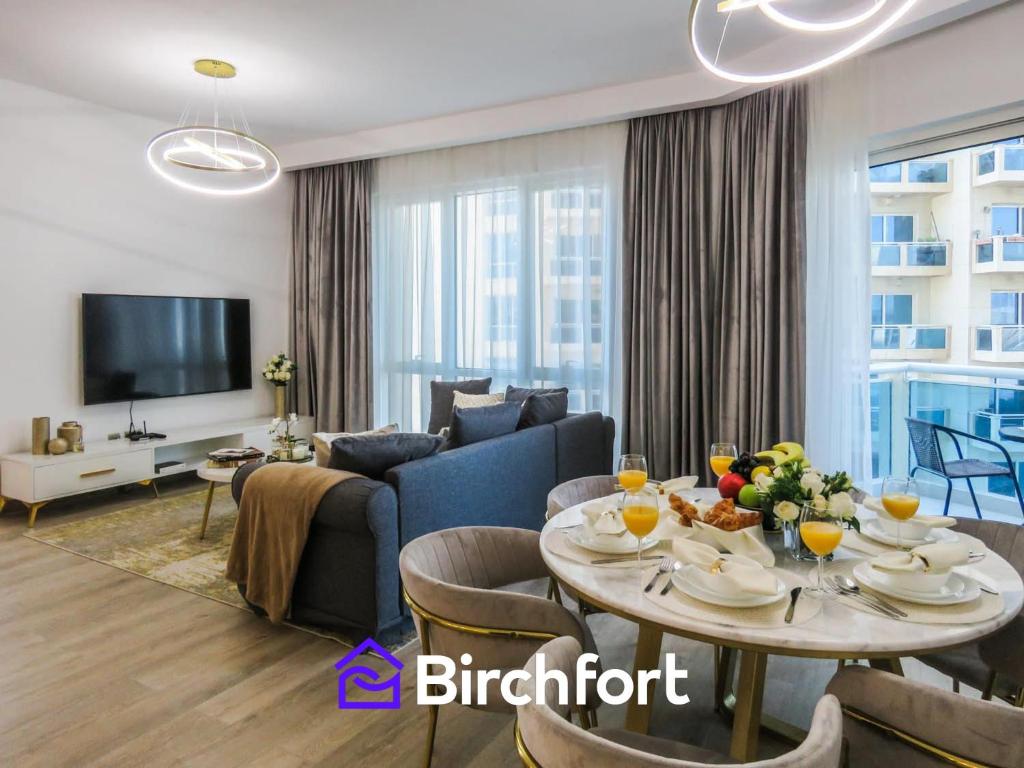 ドバイにあるBirchfort - Newly Renovated Huge 2 bedroom apartmentのリビングルーム(ソファ、テーブル、椅子付)