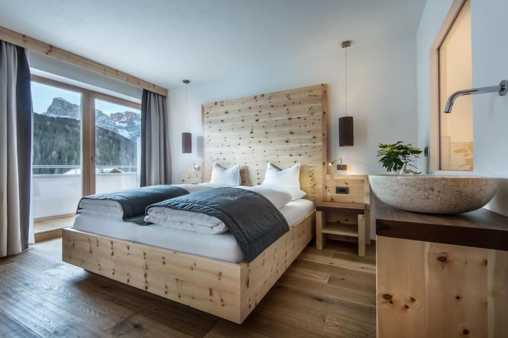 Postel nebo postele na pokoji v ubytování Hotel La Fradora - Dolomites Hotel