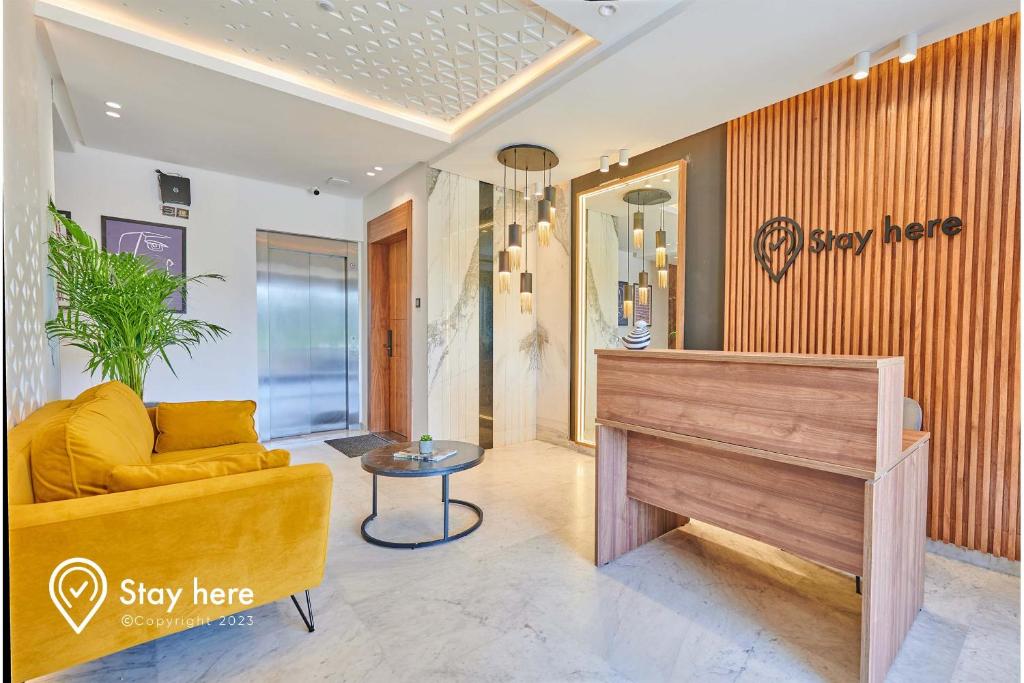 Stayhere Rabat - Hay Riad - Sophisticated Residence في الرباط: غرفة معيشة مع أريكة وبيانو