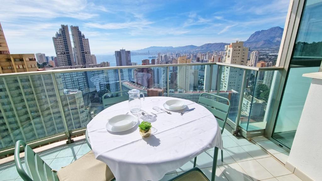 un tavolo sul balcone con vista sulla città di Sunny balcony with stunning sea views a Benidorm