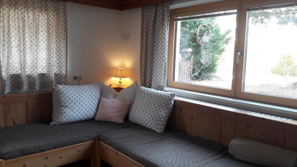 panchina in una stanza con finestra di "Michls Hoamat" Ötztal Summer Card inklusive a Sölden