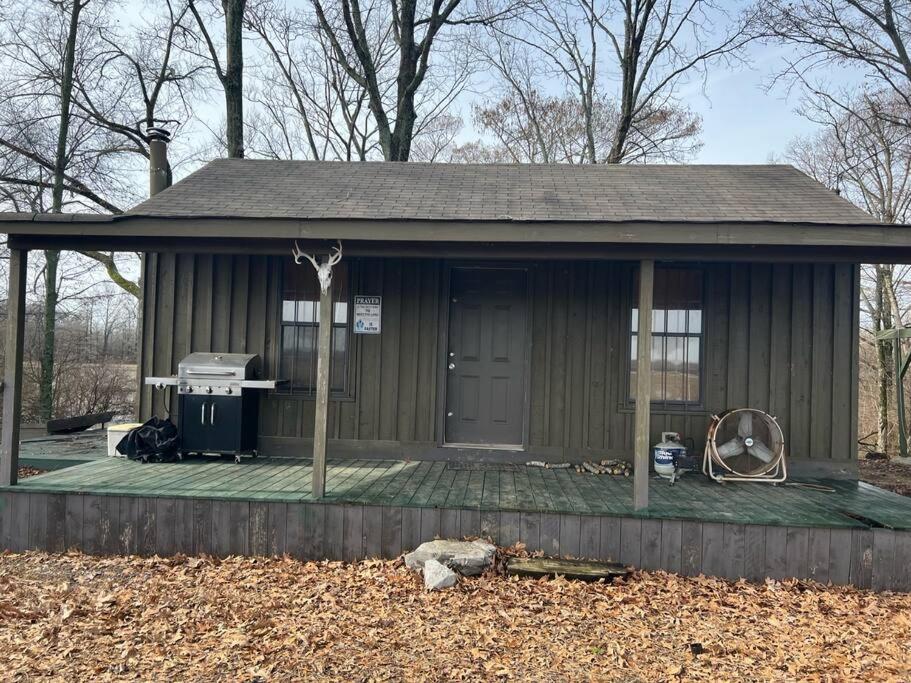 Cette petite maison dispose d'une terrasse avec une cuisinière. dans l'établissement Delta Vue at Sledge, 