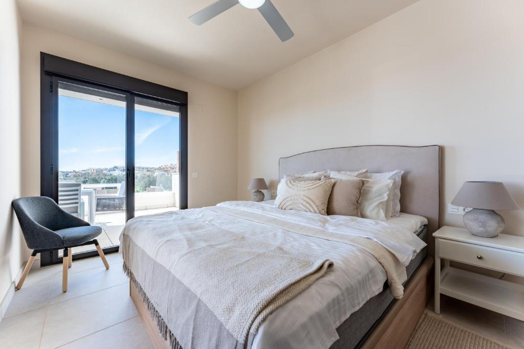 Posteľ alebo postele v izbe v ubytovaní 218 Cala de mijas Lotus Jardinana