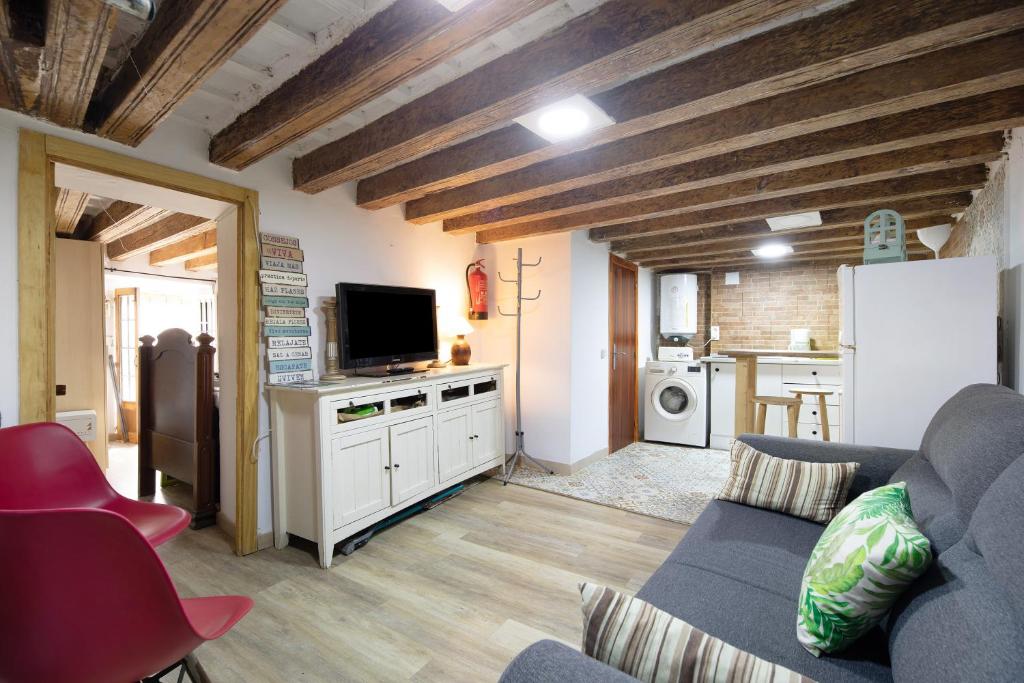 salon z kanapą i telewizorem oraz kuchnia w obiekcie Cathedral Two Bedrooms Apartment w Kadyksie