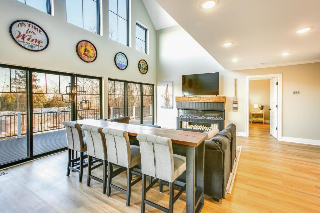 Η κουζίνα ή μικρή κουζίνα στο Hot Tub and Fire Pit Suttons Bay Home Near Wineries