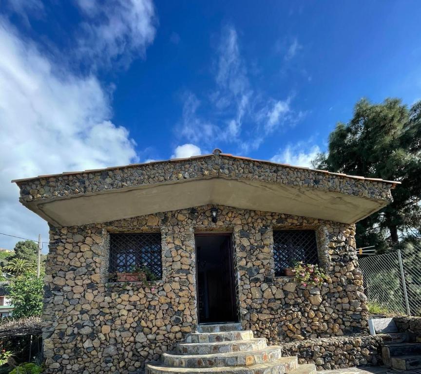 un pequeño edificio de piedra con techo en LA TAGORA Conect with the nature & relax, en Icod de los Vinos