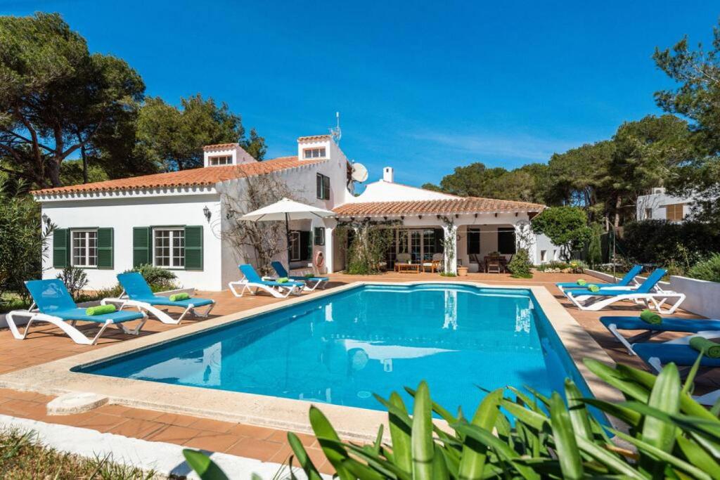 een villa met een zwembad voor een huis bij 185º Sud in Son Parc