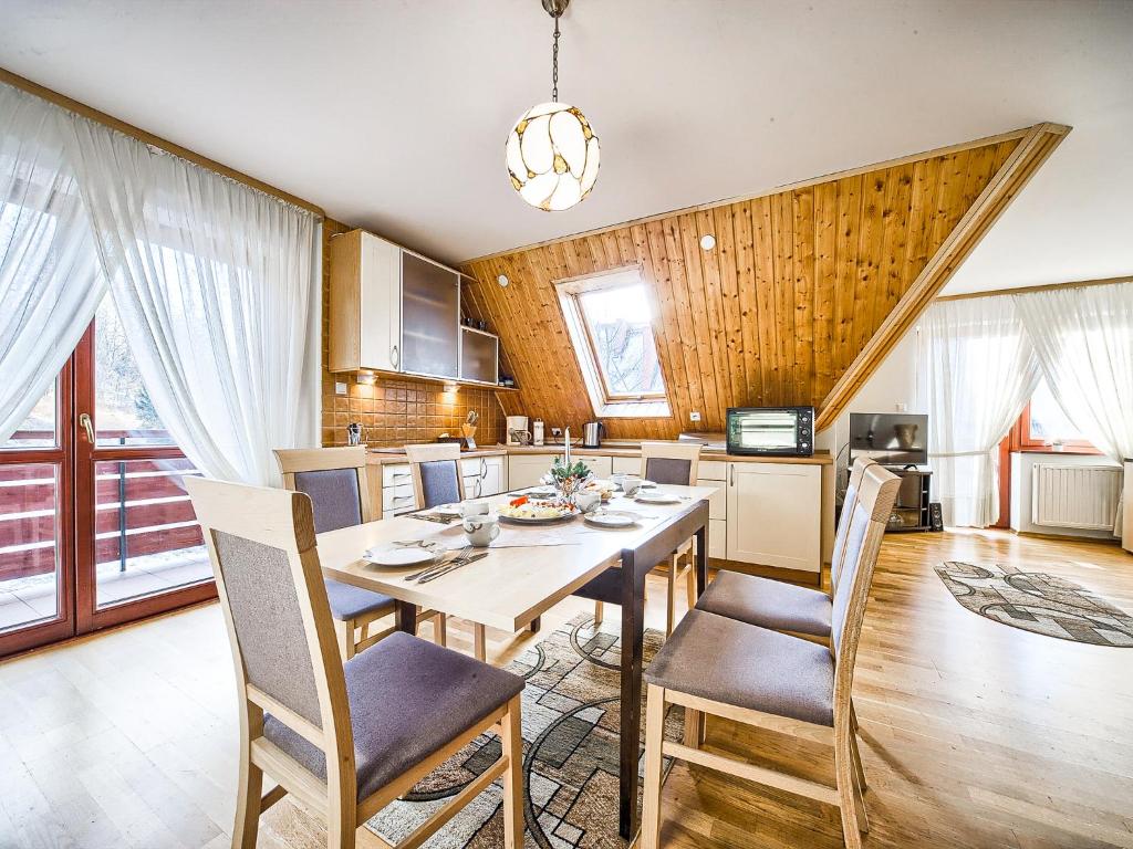 ザコパネにあるVisitZakopane - Gerlach Apartmentのキッチン、ダイニングルーム(テーブル、椅子付)