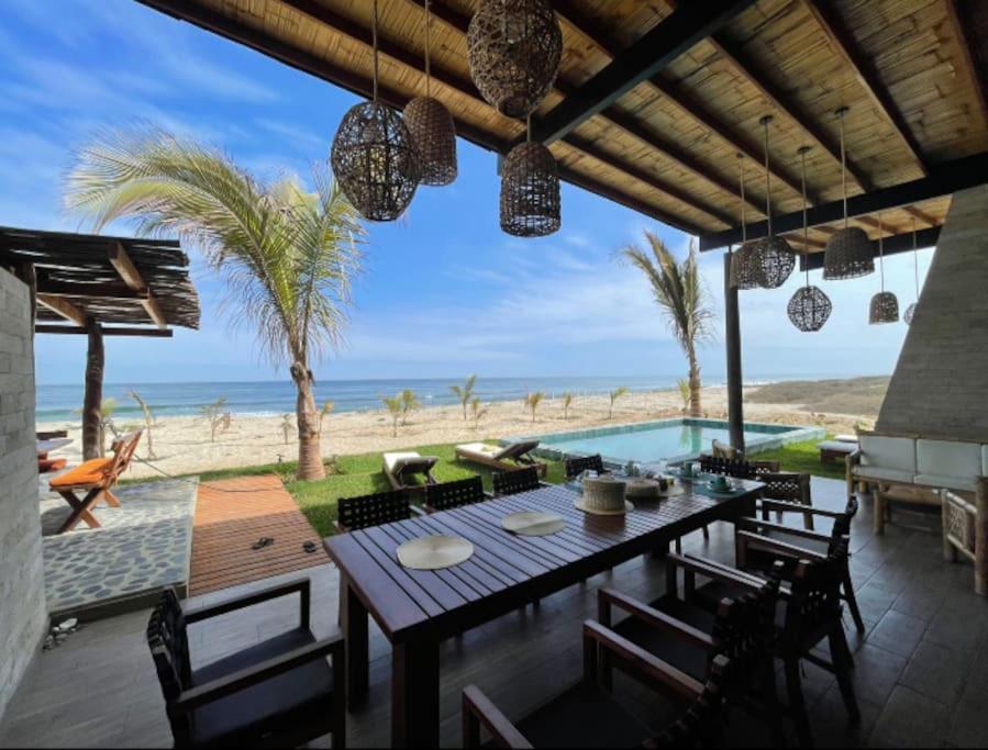 comedor con mesa y vistas a la playa en Casa Aloha Punta Sal en La Bocana