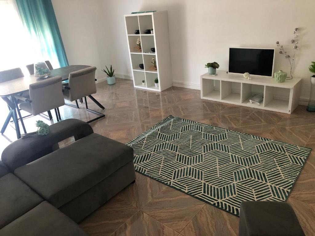 - un salon avec un canapé et une table dans l'établissement Apartamento Rio Minho, à Vila Nova de Cerveira