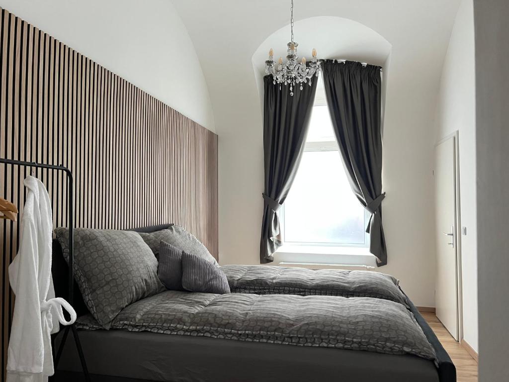 um quarto com uma cama e uma janela em Beatrix Home Vienna Luxury Stay em Viena