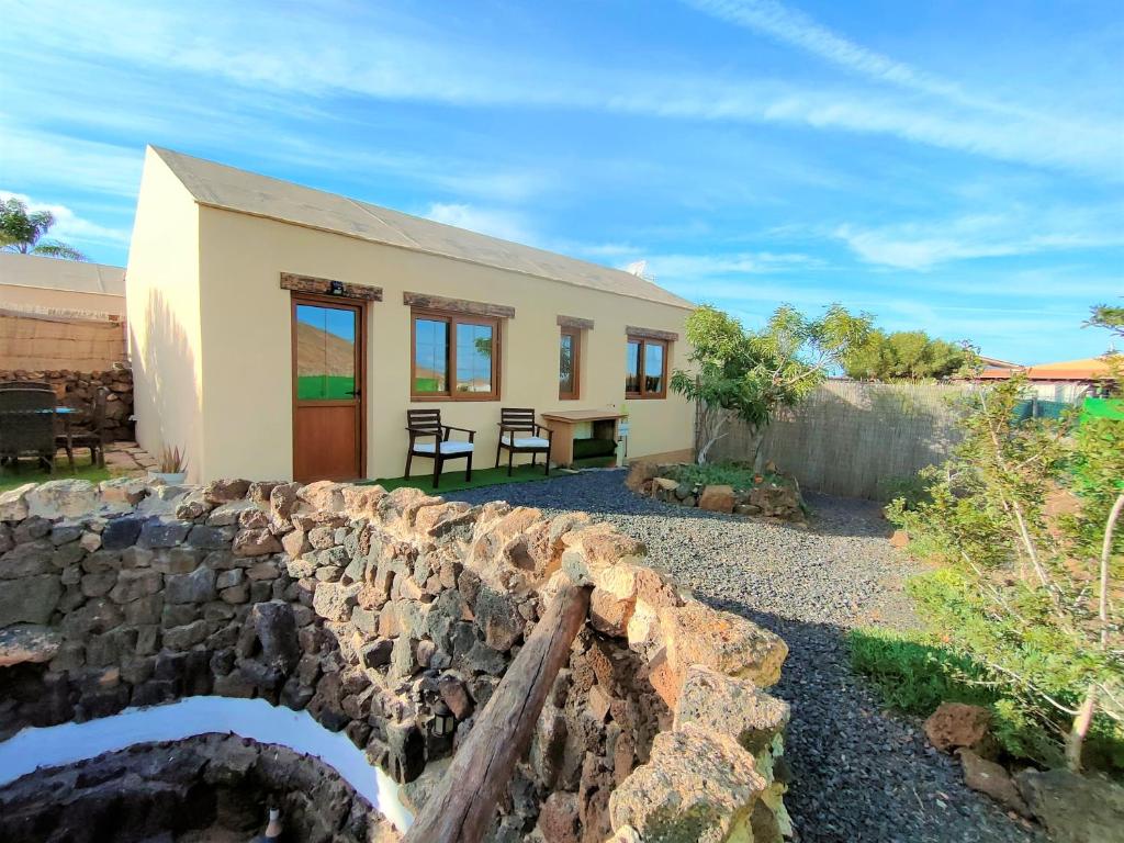 a stone wall in front of a house at Iam Villaverde in La Oliva