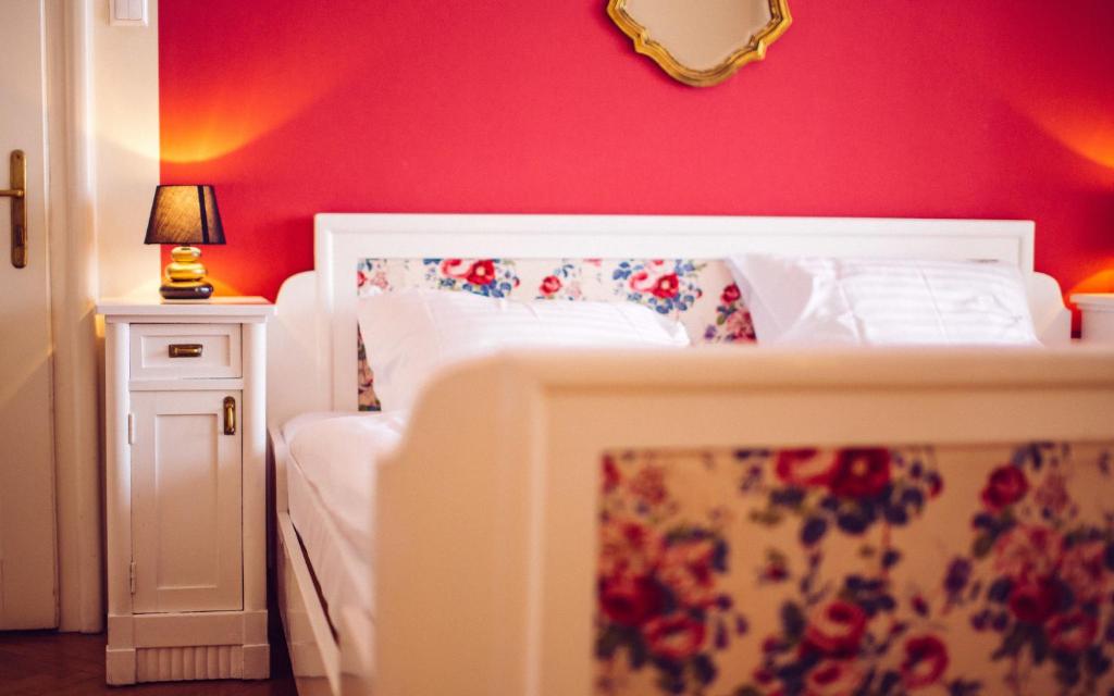 Postel nebo postele na pokoji v ubytování Hotel Carinthia Velden