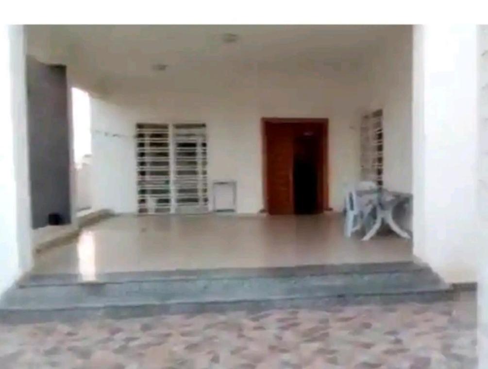 ein leeres Zimmer mit einer weißen Wand und einem Tisch in der Unterkunft La villa de la mer in Sidi Bou Jobline