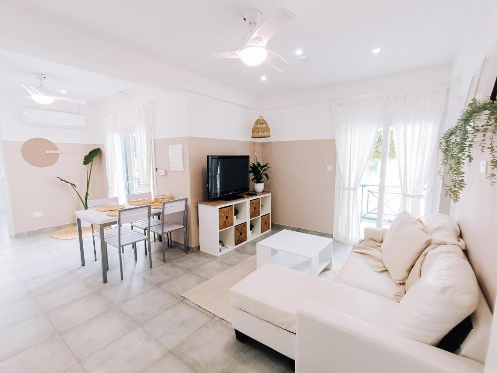 Shelter next to the beach - Apartment With Pool View
