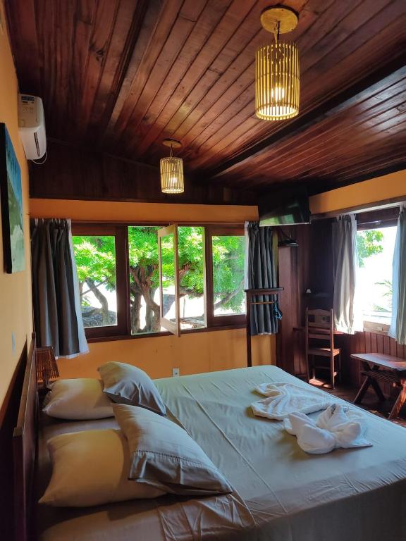 a bedroom with a bed with two towels on it at Pousada Casa Canto das Águas in Icaraí