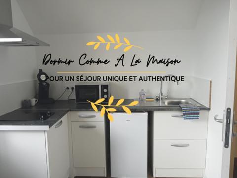 una cocina con una encimera con arcos amarillos. en Bienvenue à Saint Julien De Vouvantes - Dormir Comme A La Maison 