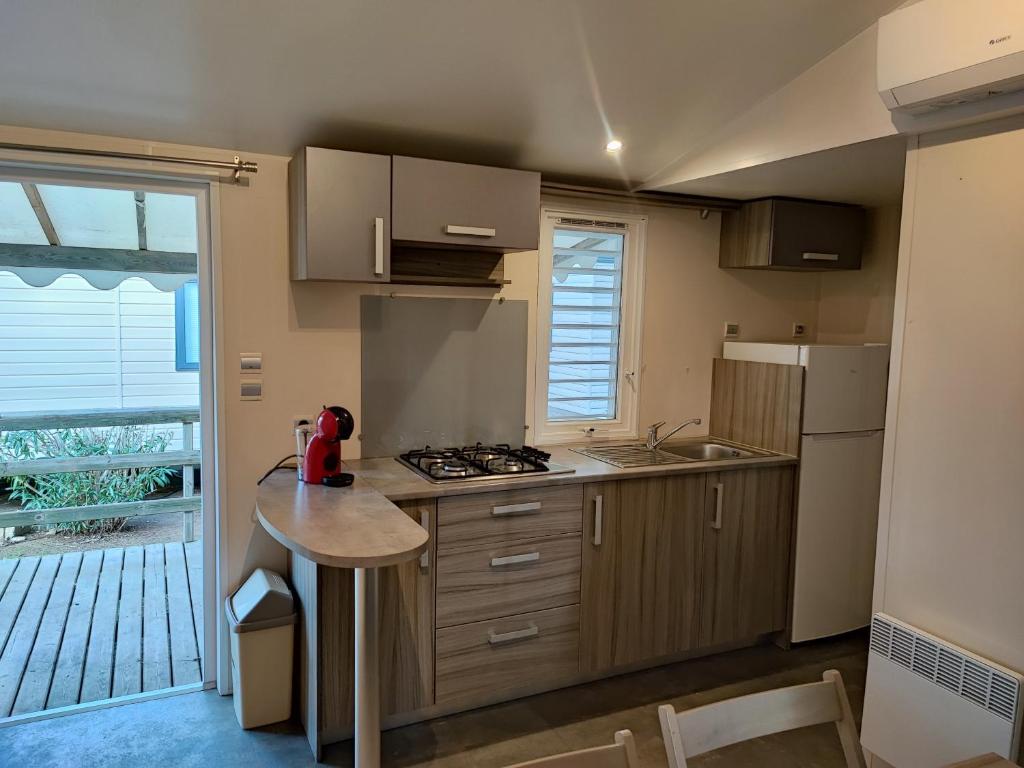 Kuchyň nebo kuchyňský kout v ubytování Sun Sea camping le Bosc