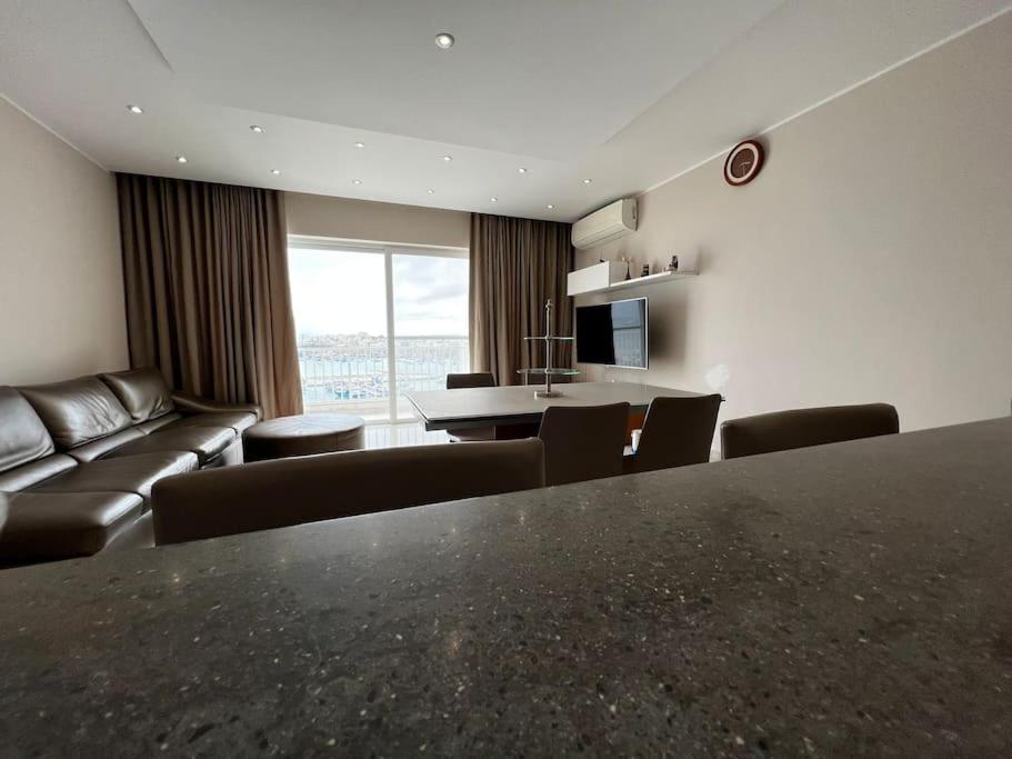 TV a/nebo společenská místnost v ubytování Marsaxlokk SeaView 2 Bedroom Penthouse