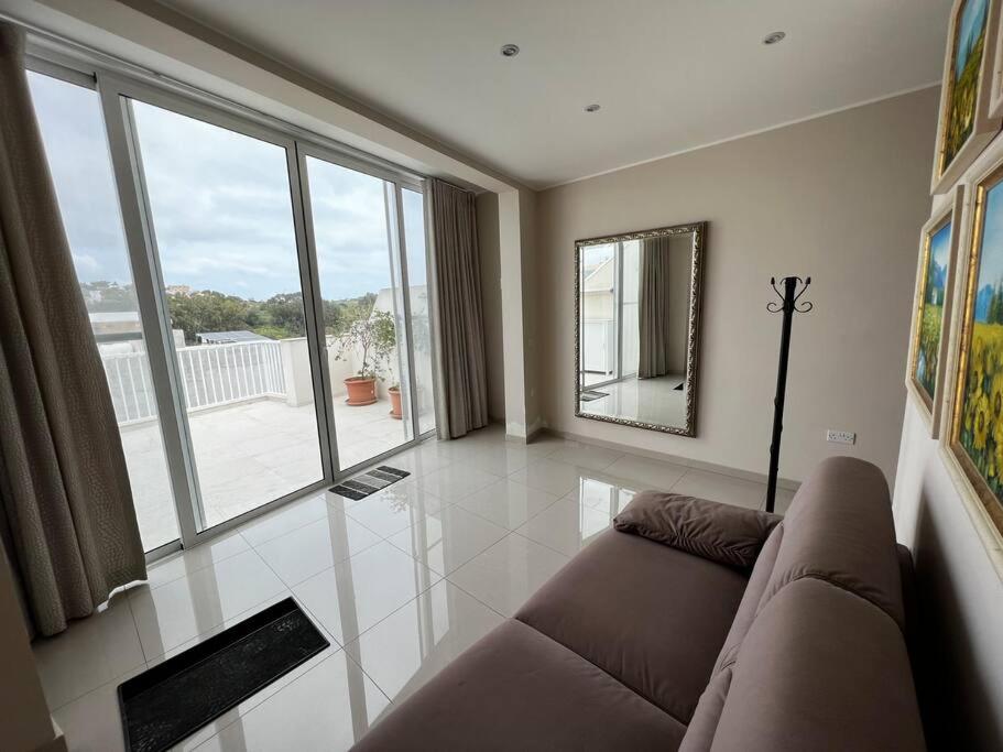 Posezení v ubytování Marsaxlokk SeaView 2 Bedroom Penthouse