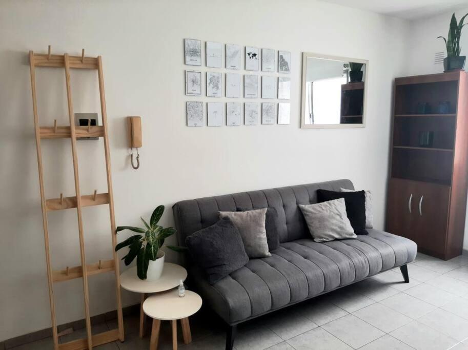 Sala de estar con sofá gris y mesa en BV ILLIA TERMINAL DE OMNIBUS en Córdoba