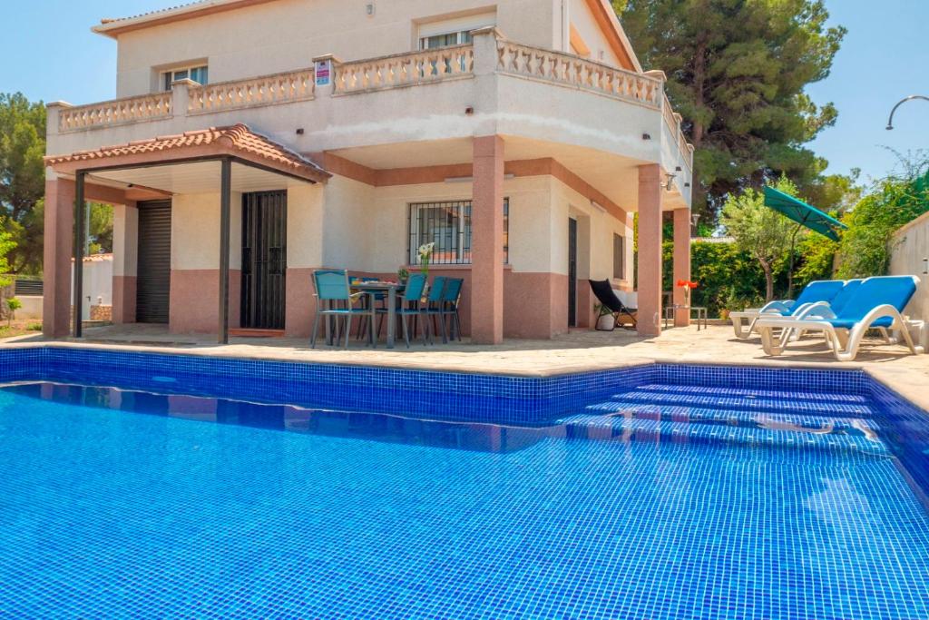 Villa con piscina frente a una casa en Club Villamar - Neron en Cubelles