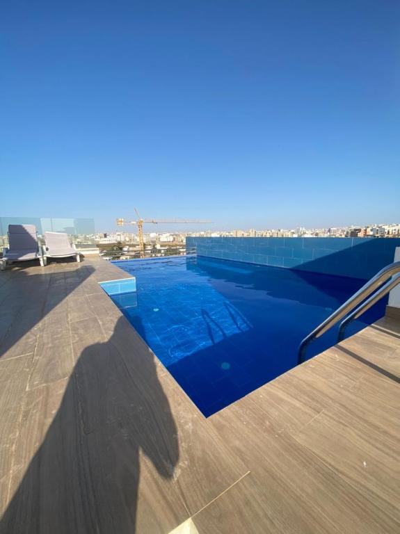 Magnifique Appartement avec PISCINE sur le toit, 3 Chambres, 4 Salles de Bain, Gym, Terrasse, Cuisine locale & nettoyage quotidien LUXURY & COMFORT in ALMADIES