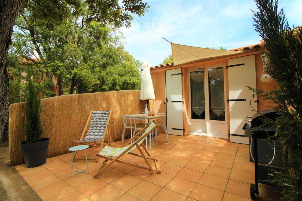 un patio avec des chaises et une table et une clôture dans l'établissement Rogliano, à Porto-Vecchio