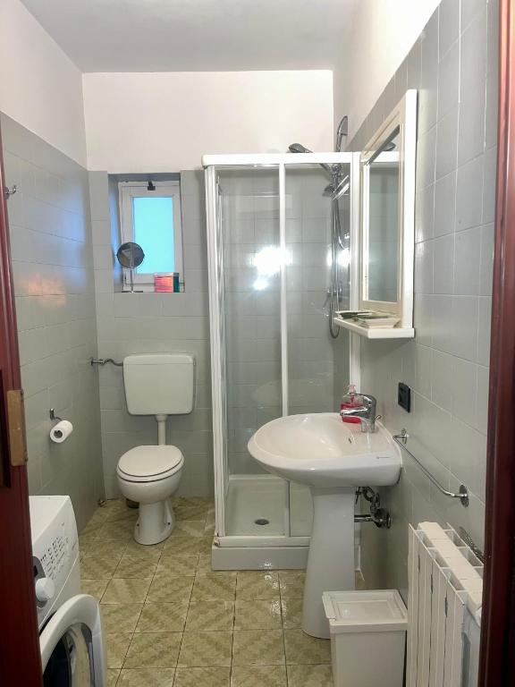 A bathroom at Il lago e la collina