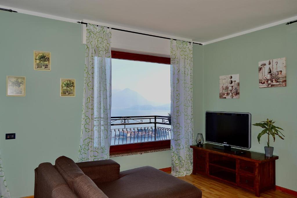 A television and/or entertainment centre at Il lago e la collina