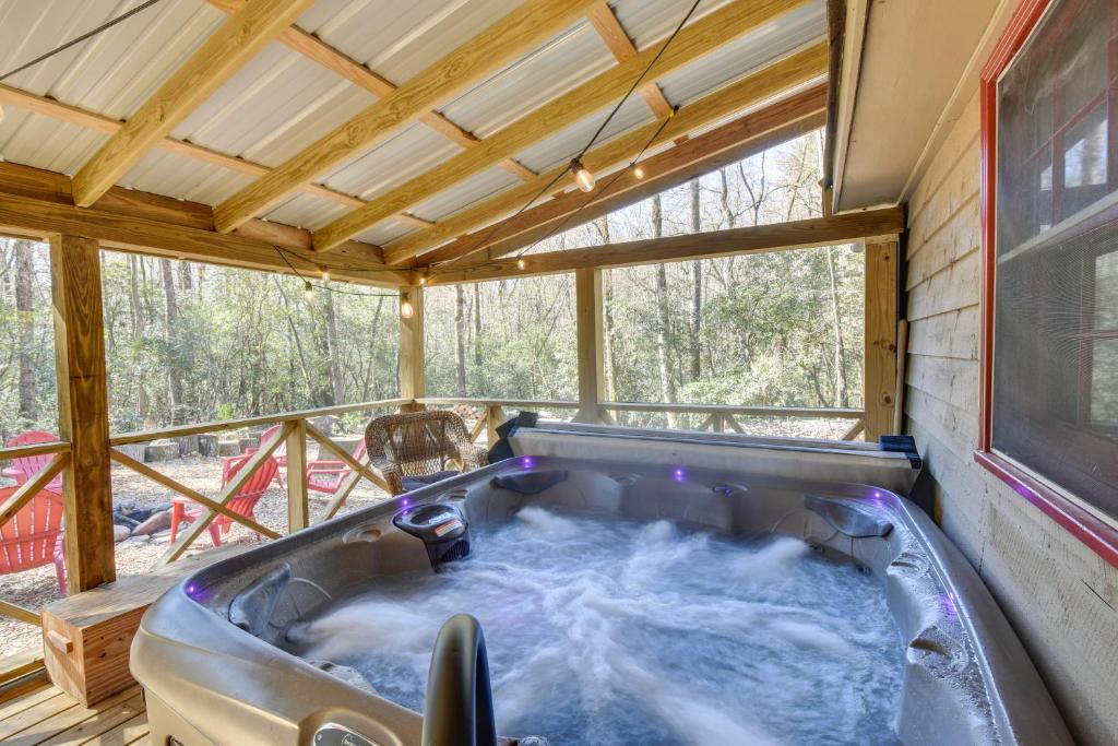 Fotografie z fotogalerie ubytování Cozy Creekside Mountain Escape with Hot Tub! v destinaci Sautee Nacoochee