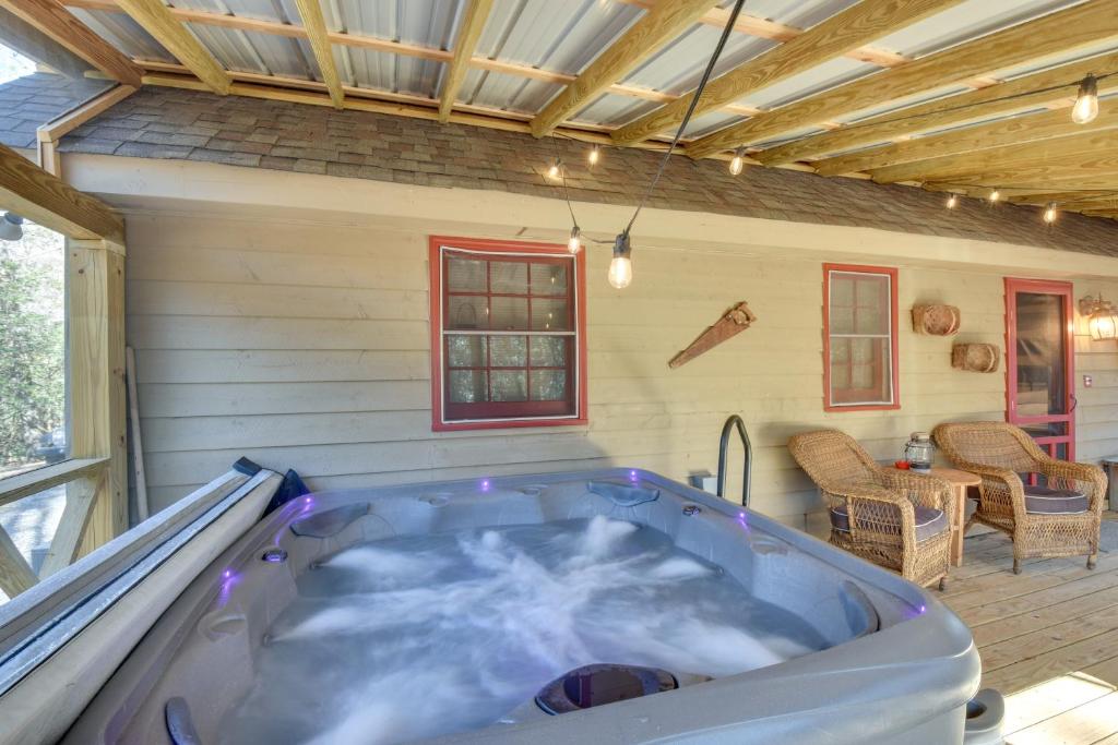 Fotografie z fotogalerie ubytování Cozy Creekside Mountain Escape with Hot Tub! v destinaci Sautee Nacoochee