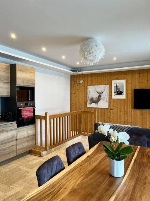 salon z drewnianym stołem i kuchnią w obiekcie Megeve centre w mieście Megève
