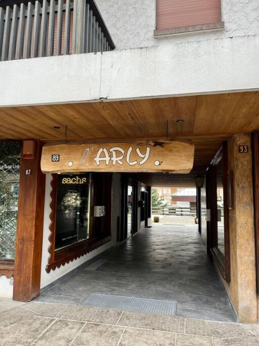 wejście do sklepu z napisem w obiekcie Megeve centre w mieście Megève