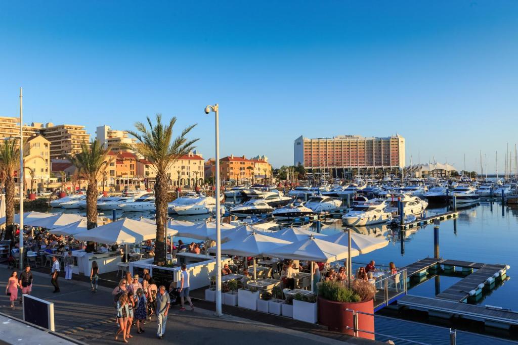 un port de plaisance avec un tas de bateaux dans l'eau dans l'établissement Apartamento Valerie, à Vilamoura