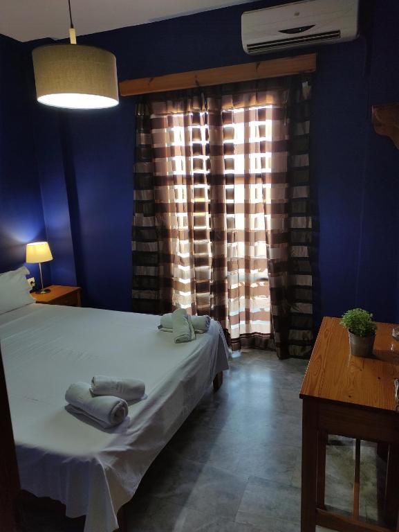 Un dormitorio con una cama y una ventana con toallas. en Pension Niki, en Skála Sykaminéas