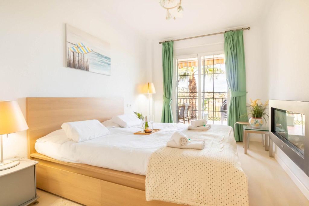 Posteľ alebo postele v izbe v ubytovaní Fairway Apartman Mijas Golf 2 - Limonar