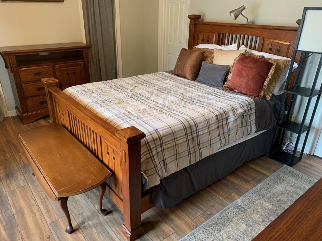 een slaapkamer met een bed, een stoel en een tafel bij Creek View Townhome in Augusta