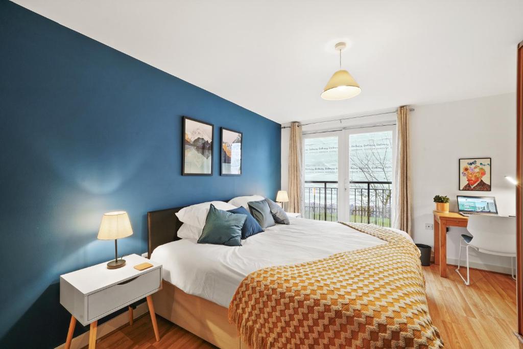 Llit o llits en una habitació de Stylish and Comfortable 2BR Flat in Central BS - Fast Wi-Fi!
